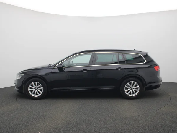 VOLKSWAGEN Passat SW (2023) — foto 8 van 18