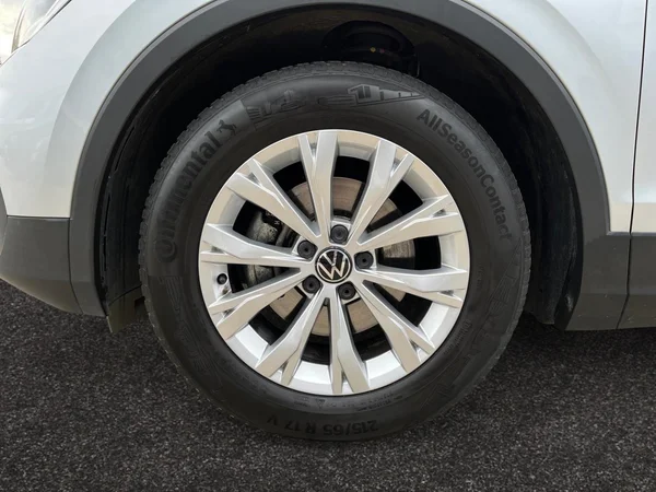 VOLKSWAGEN Tiguan (2021) — foto 14 van 22