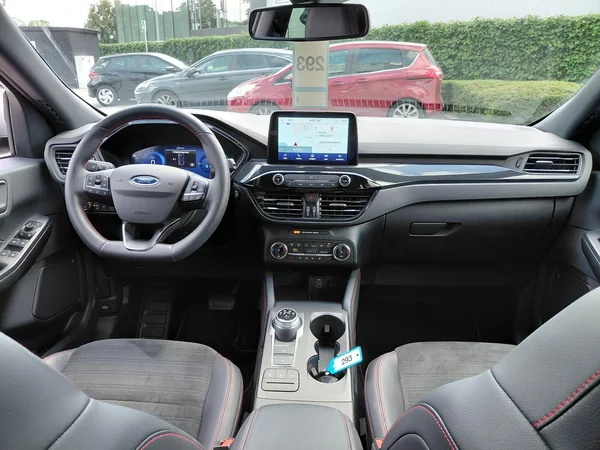 Ford Kuga (2023) — foto 4 van 21