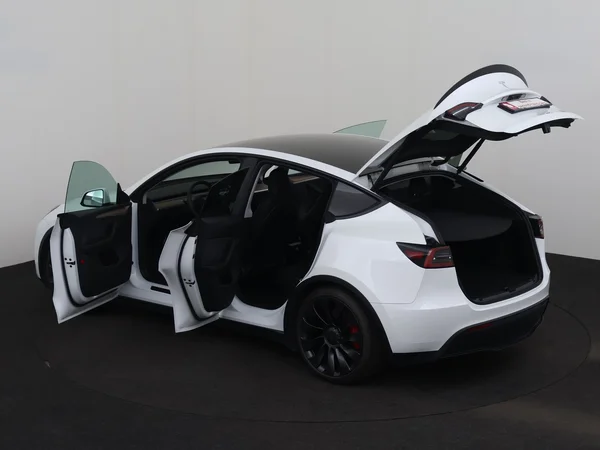 TESLA Model Y (2024) — foto 29 van 30
