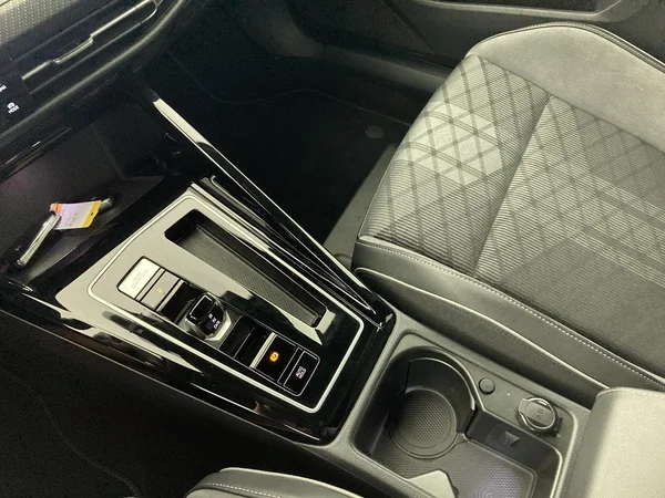 VOLKSWAGEN Golf VIII SW (2024) — foto 9 van 36