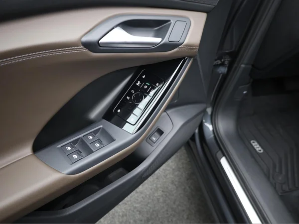 AUDI Q6 e-tron (2025) — foto 6 van 22