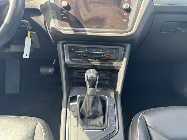 VOLKSWAGEN Tiguan (2022) — foto 3 van 23
