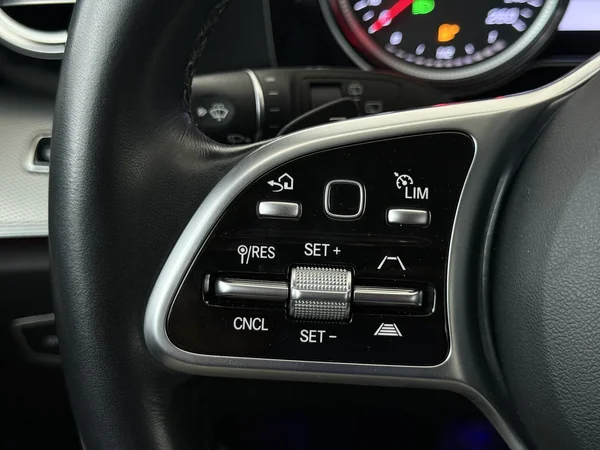 MERCEDES E 300 (2020) — foto 9 van 31