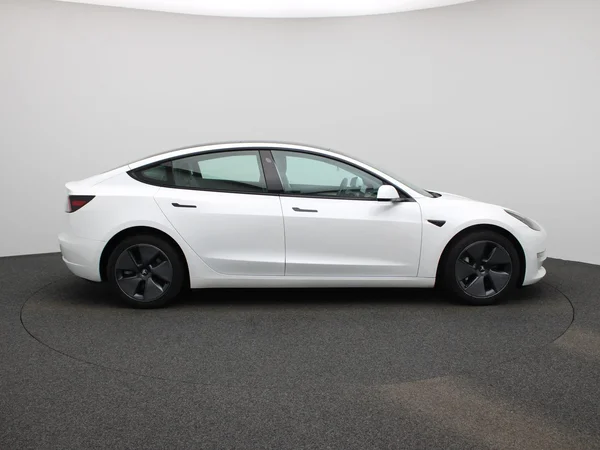 Tesla Model 3 (2022) — foto 37 van 40