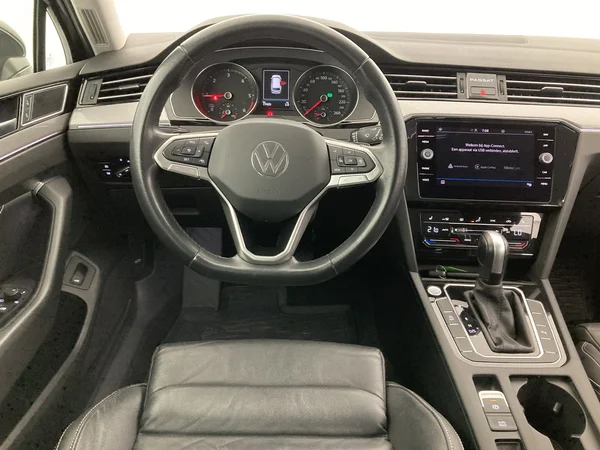 VOLKSWAGEN Passat Variant (2024) — foto 10 van 36