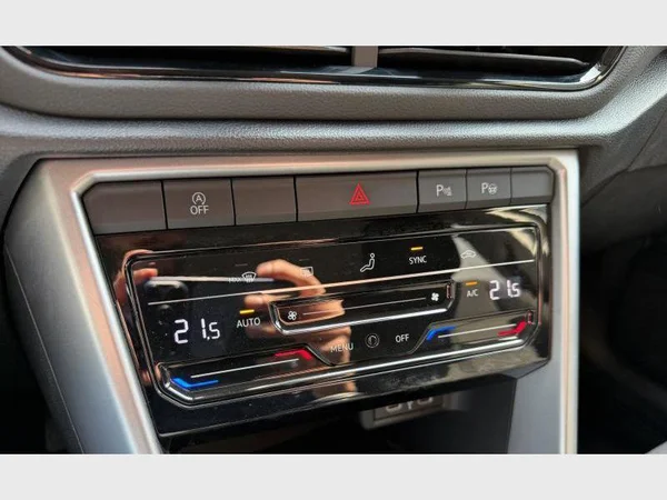 Volkswagen T-Roc (2023) — foto 15 van 24