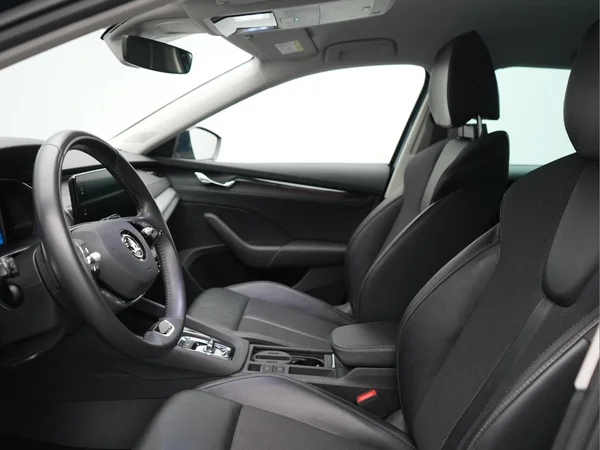 SKODA Octavia SW (2022) — foto 2 van 28