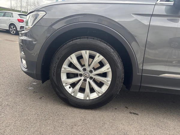 VOLKSWAGEN Tiguan (2016) — foto 10 van 18