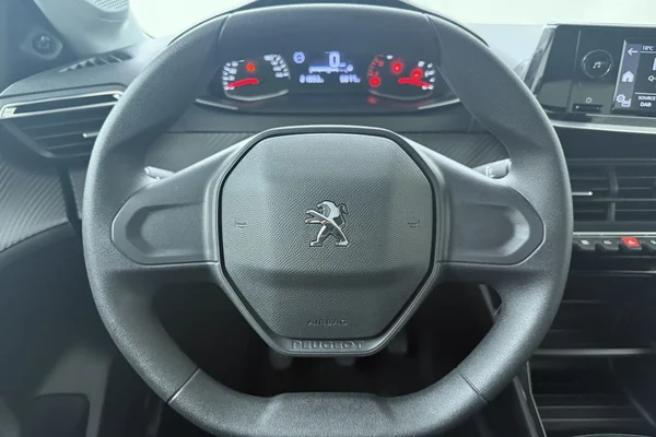 Peugeot 208 (2021) — foto 2 van 15