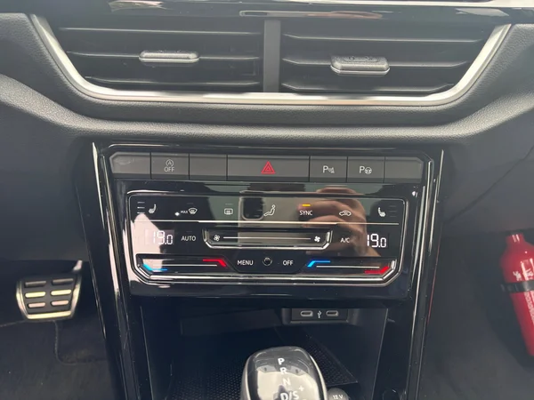 VOLKSWAGEN T-Roc (2024) — foto 8 van 23