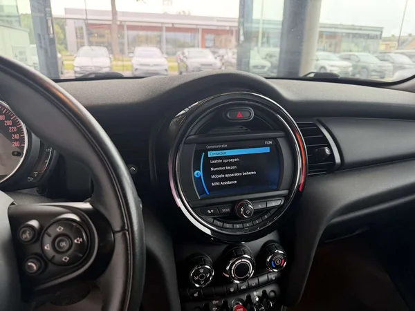 MINI One (2021) — foto 3 van 18