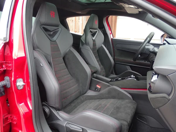 Alfa Romeo Junior (2025) — foto 7 van 31