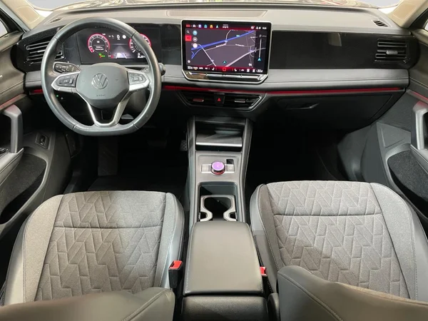 VOLKSWAGEN Tiguan (2024) — foto 14 van 17