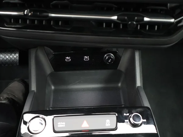 AUDI Q6 e-tron (2026) — foto 7 van 29