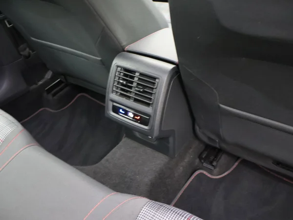 VOLKSWAGEN Golf VIII GTI (2024) — foto 9 van 30
