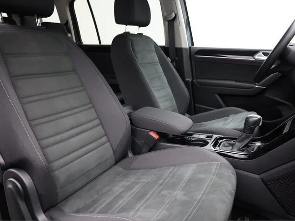 VOLKSWAGEN Touran (2023) — foto 18 van 23