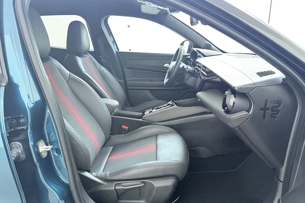 Alfa Romeo Junior (2025) — foto 17 van 19