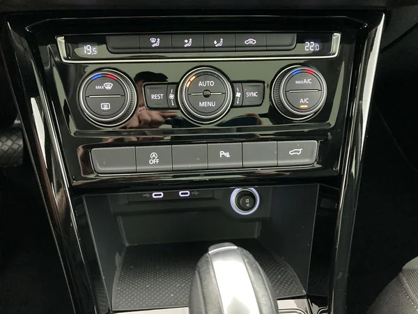 VOLKSWAGEN Touran (2020) — foto 3 van 31