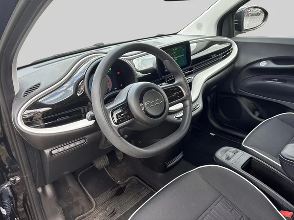 Fiat 500e (2023) — foto 17 van 17