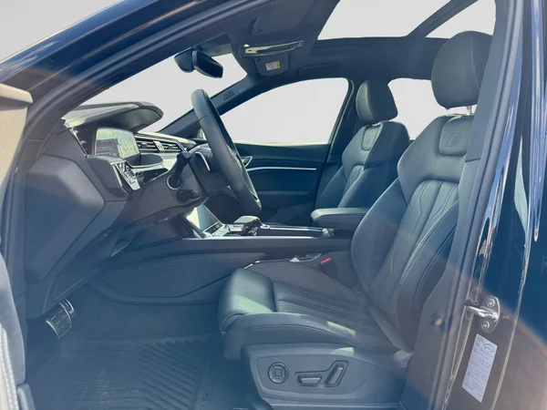 AUDI SQ8 e-tron Sportback (2024) — foto 15 van 21