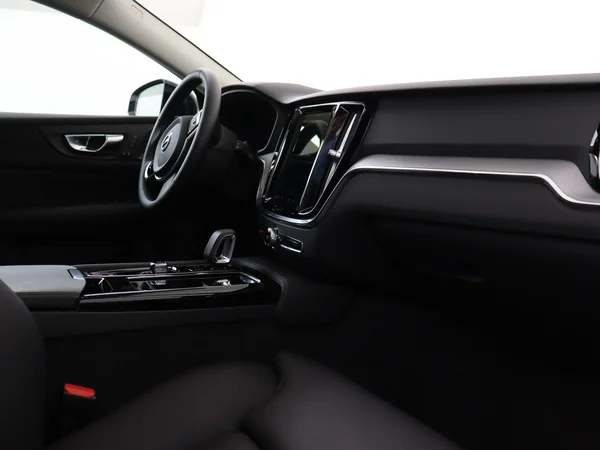 VOLVO V60 (2024) — foto 3 van 32