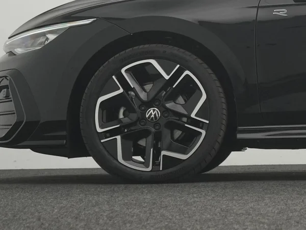 VOLKSWAGEN Golf VIII (2026) — foto 2 van 10