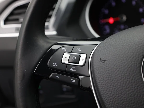 VOLKSWAGEN Tiguan (2017) — foto 14 van 23