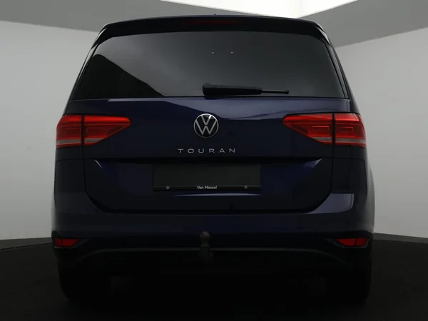 VOLKSWAGEN Touran (2023) — foto 28 van 31