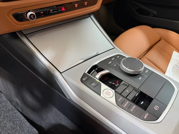 BMW 318 (2022) — foto 9 van 30