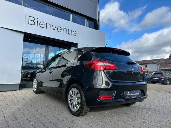 Kia Ceed (2016) — foto 16 van 19
