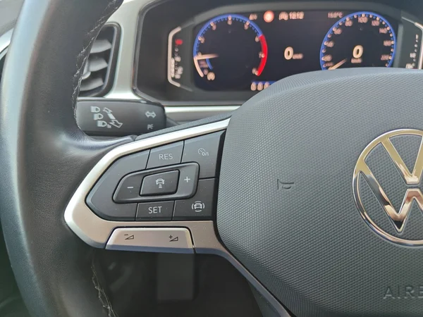 VOLKSWAGEN T-Roc (2024) — foto 2 van 18