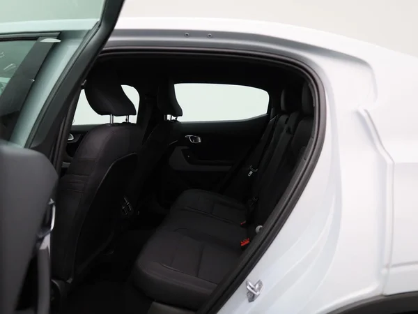 Polestar 2 (2022) — foto 2 van 49