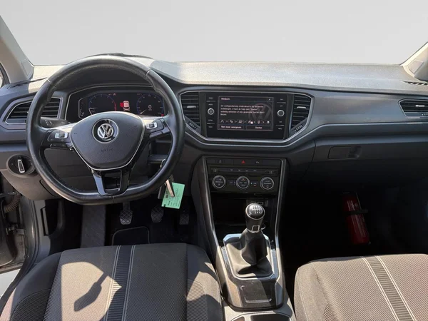 VOLKSWAGEN T-Roc (2018) — foto 2 van 24