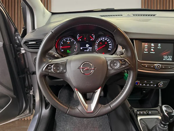 Opel Crossland (2022) — foto 6 van 30