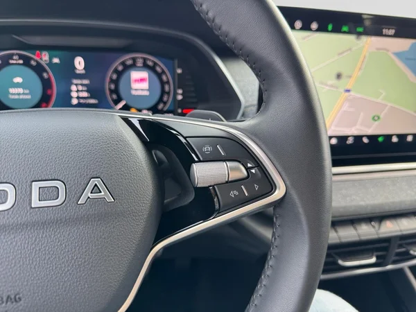 SKODA Octavia Combi (2025) — foto 6 van 22