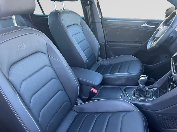 VOLKSWAGEN Tiguan (2023) — foto 13 van 21