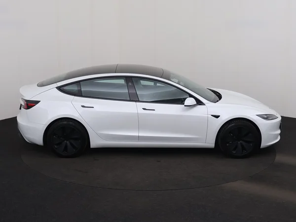 TESLA Model 3 (2024) — foto 24 van 28
