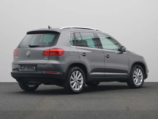 VOLKSWAGEN Tiguan (2016) — foto 12 van 20