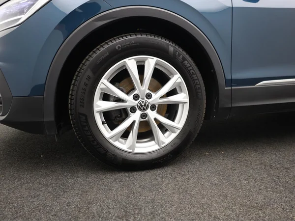 VOLKSWAGEN Tiguan (2021) — foto 4 van 20