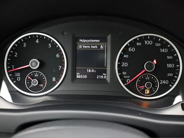 VOLKSWAGEN Tiguan (2016) — foto 11 van 20