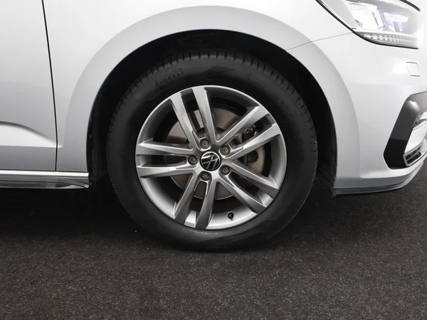 VOLKSWAGEN Touran (2022) — foto 25 van 29