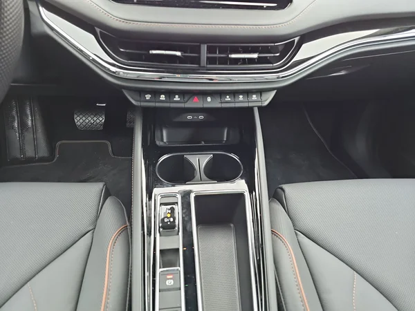 SKODA Enyaq (2024) — foto 4 van 29