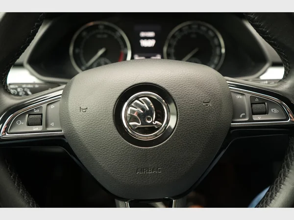 SKODA Superb Combi (2017) — foto 15 van 27