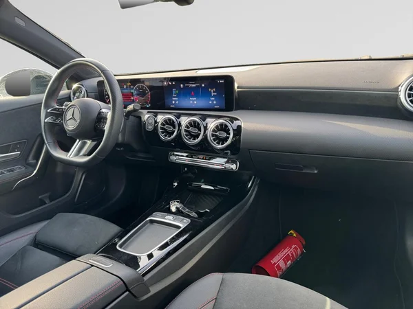 MERCEDES-BENZ A 200 (2024) — foto 11 van 24