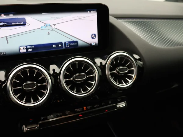 Mercedes-Benz EQA (2024) — foto 7 van 25