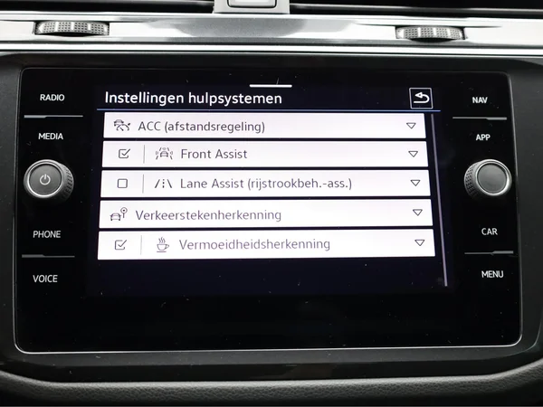 VOLKSWAGEN Tiguan (2022) — foto 13 van 22