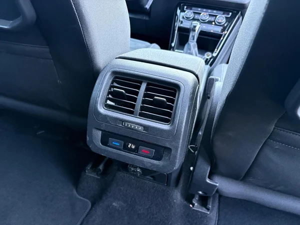 VOLKSWAGEN Touran (2018) — foto 9 van 24