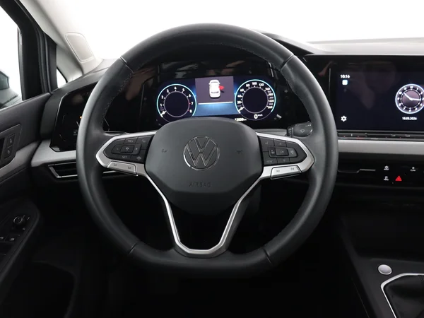 VOLKSWAGEN Golf (2024) — foto 14 van 27