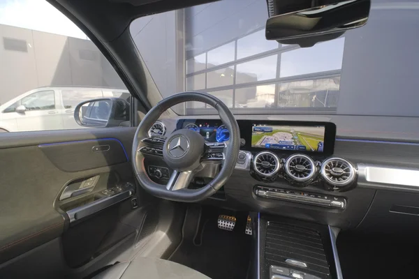 Mercedes-Benz EQB (2025) — foto 7 van 39